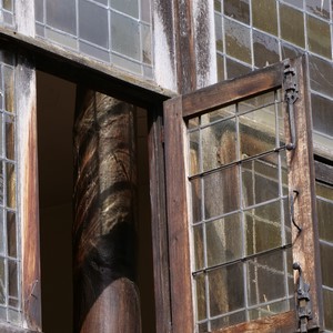 Fenêtre à carreaux ouverte sur une colonne en bois - France  - collection de photos clin d'oeil, catégorie rues